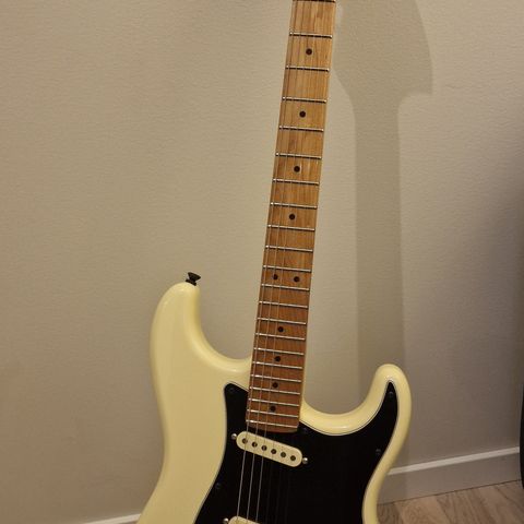 Redusert Pris: Oppgradert Squier Contemporary Strat Special Vintage White