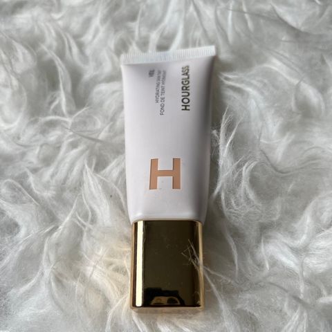 Hourglass  veil Hydrating skin tint