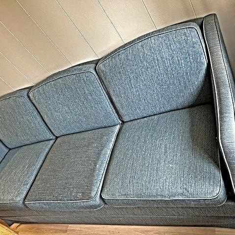 Klassisk blå 3-seter sofa