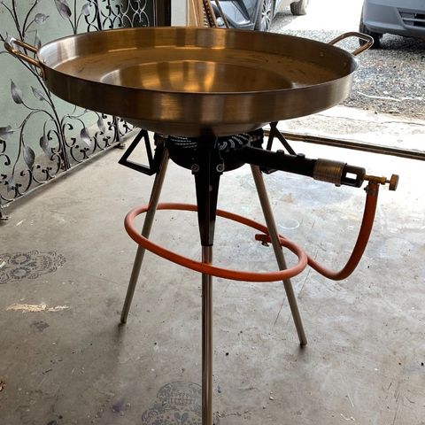 Gass Wok På Stativ , 7 Kw brenner, 78 cm høyde, diameter på panne er 58 cm,