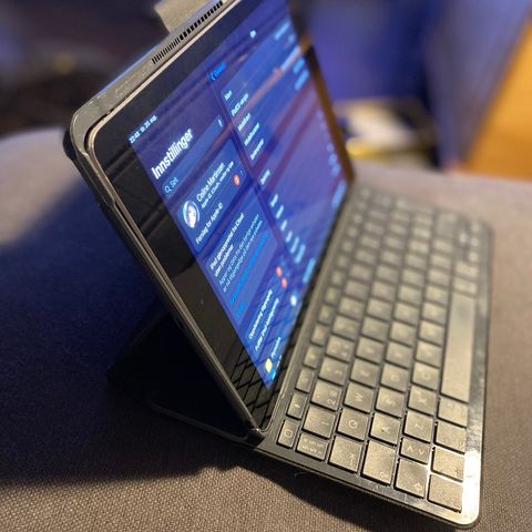 Ipad 6. Generasjon FØLGER MED tastatur! 32GB