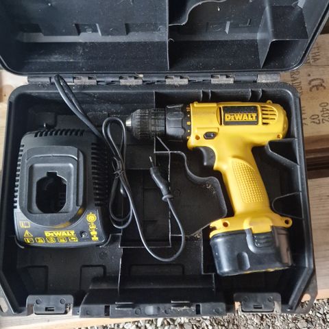 Selges Dewalt drill med koffert