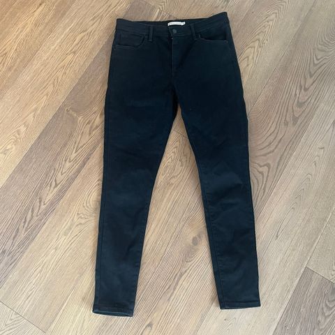 Svart Levis 720 i str 31/30