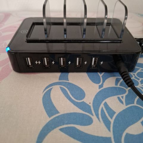 Ladestasjon med 6 USB porter