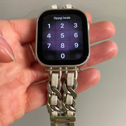 Apple Watch series 8 41mm 2023 (stjernskinn alu / stjerneskinn sportsreim)