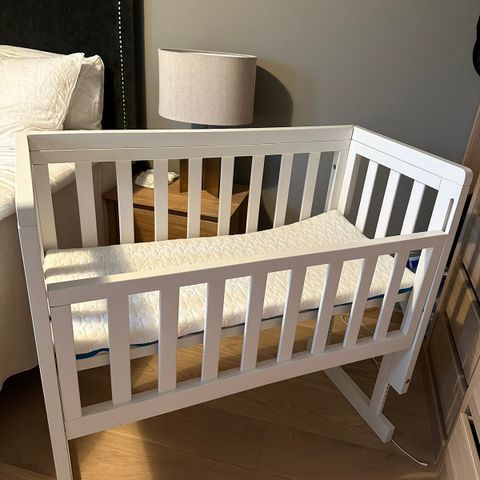 Troll sideseng / bedside crib med madrass