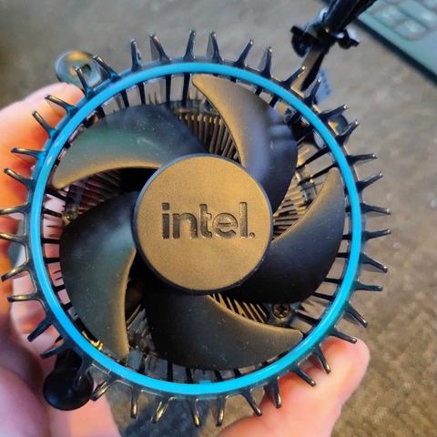 Intel LGA1700 Stock cooler