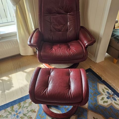 Ekornes lenestol med skammel  kr 3.200