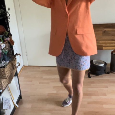 Oransje blazer fra Bershka