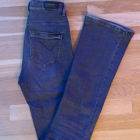 Grå strechy jeans fra Only