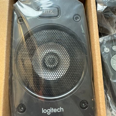 Logitech z906 høyttalere, fjernkontroll og kontroller uten sub