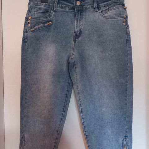 HELT NY DENIM DAMME BUKSE 3/4, MERKE " ZAVANNA "STR: 44