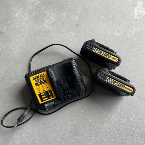 Dewalt lader og 2 stk batteri