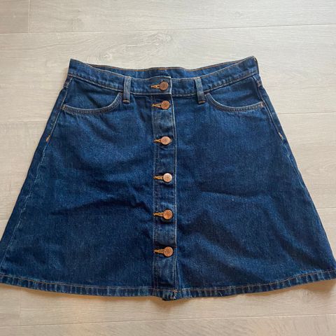 Denim-skjørt fra Monki str 40