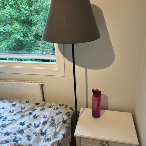 Gulvlampe IKEA mørkegrå