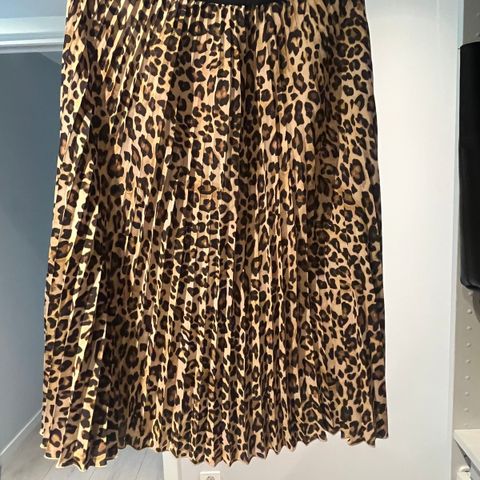 Leopard mønster skjørt fra H&M - lite brukt