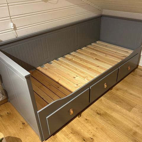 Hemnes dagseng i grå, med 2 madrasser