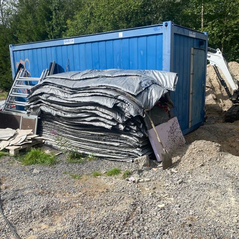 Sanitær container/ Brakke i stål. Lengde 6 m, bredde 2,4 m, høyde 2,5 m