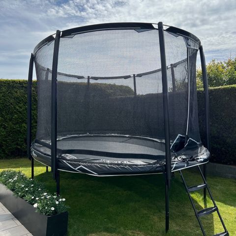 North Trampoline Explorer Oval 500 sort med sikkerhetsnett og stige.