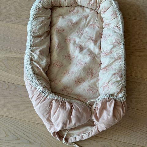 Liten og nett babynest selges