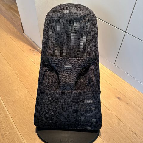 Svært pent brukt BabyBjörn vippestol, leopard mesh