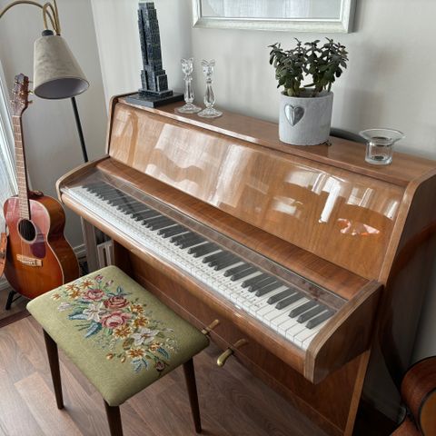 Eldre retro Schimmel piano selges