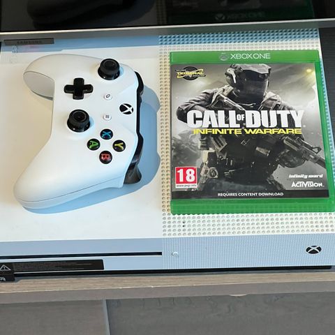 Xbox One S - 1 kontroller + Call of Duty Infinite warfare.