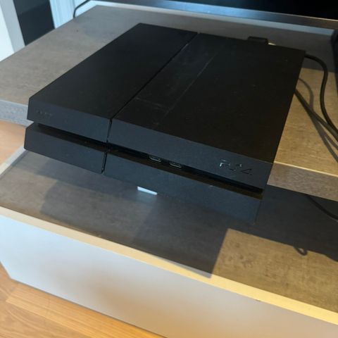 Playstation 4 i Topp Tilstand! Med 2 Kontrollere.