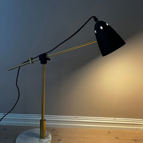 Skrivebordslampe i messing og marmor