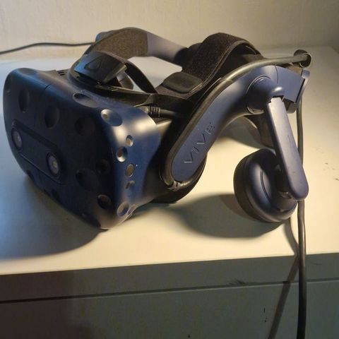 Fin HTC Vive Pro med kontrollere og nye linser