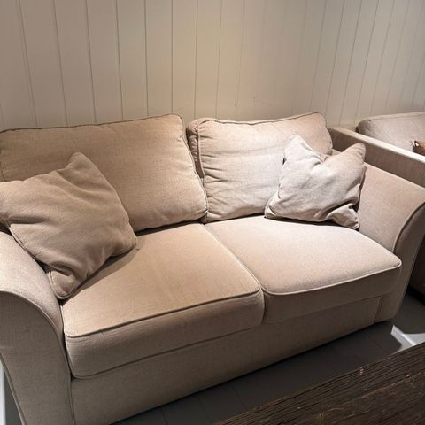 Fin beige sofa til salgs