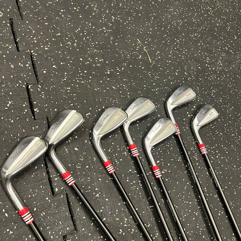 Titleist T100 4-pw Venstrehendt Links Jernsett Med Axiom Skaft