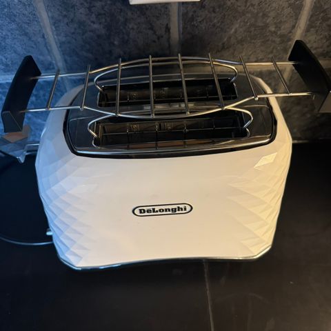 Lite brukt DeLonghi CTJ2103.W Brødrister