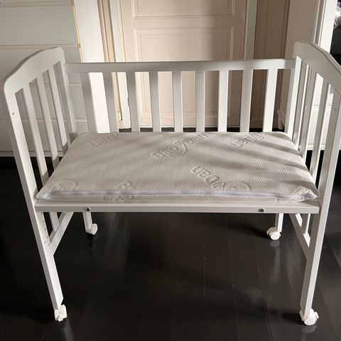 Bedside Crib fra JLY