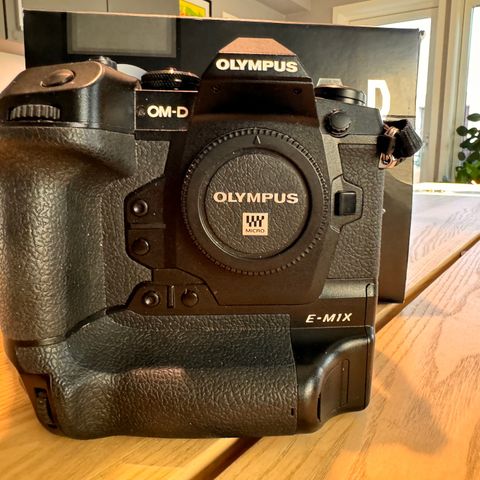 OLYMPUS OM-D E-M1X i fin stand. Lite brukt (vært reservekameraet mitt)