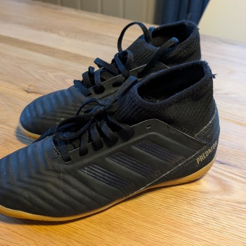 Adidas Predator fotballsko innendørs str 35 (pent brukt)