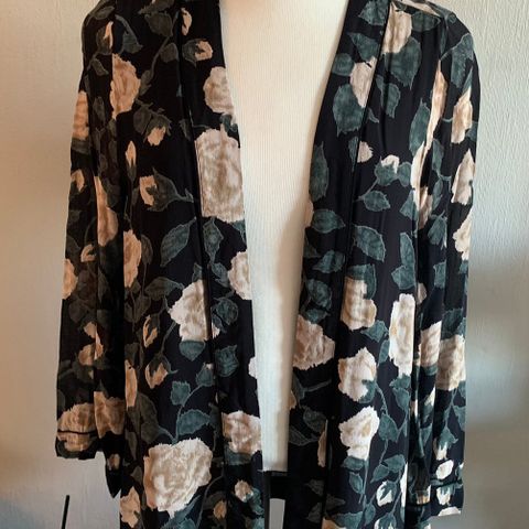 Ganni jakke /kimono i sort med blomsterprint - str. 38