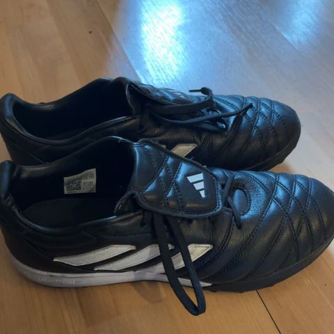 Adidas fotballsko str 40