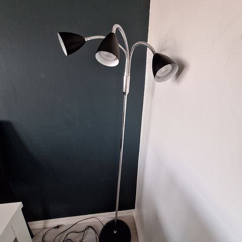 Svart stålampe