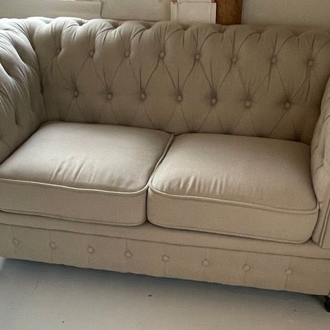 Chesterfield 2-seter sofa i mykt stoff selges beige