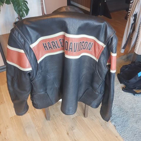 Harley Davidson skinnjakke, Harley Davidson boots, og Roeg hjelm