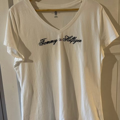 Tommy Hilfiger T-shirt str XL selges.