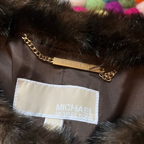 MICHAEL KORS CAPE I FAKE FUR. Medium. Som nytt!