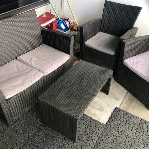 Hagemøbler 2 stoler 1 sofa og 1 bord komplett