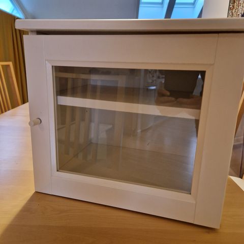 Lite Ikea skap med glassdør