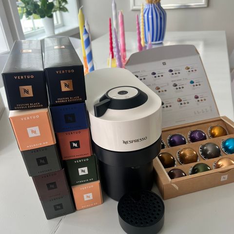 Nespresso Vertuo Pop kaffemaskin, kremhvit. Med masse kaffekapsler