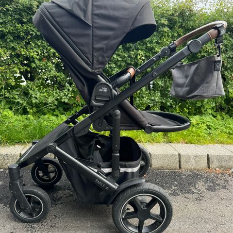 Britax Smile 3 med regntrekk og to vesker