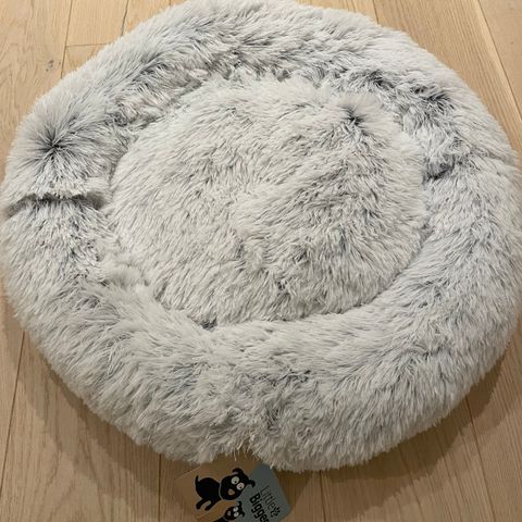 L&B Fluffy bed icy white 60cm/ Seng til hund/katt