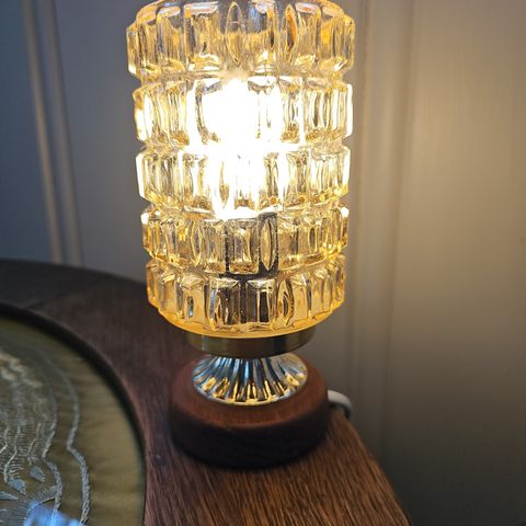 Bordlampe retro med teakfot, ravfarget glass.