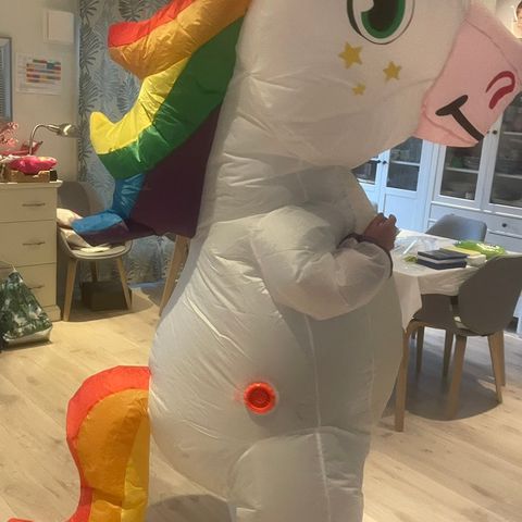 Oppblåsbart kostyme - enhjørning 🦄